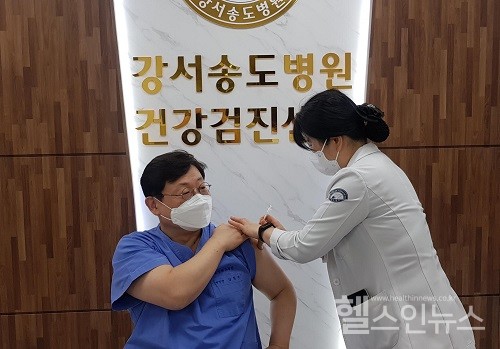 코로나19 예방접종을 맞고 있는 강서송도병원 김칠석 병원장