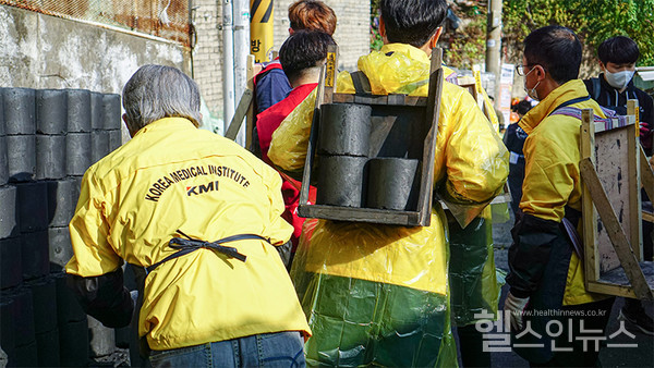 김순이 이사장을 비롯한 KMI 임직원 50여명이 ‘건강하고 따뜻한 세상 만들기 연탄 나눔 봉사활동’에 참여해 1000장의 연탄을 배달했다.