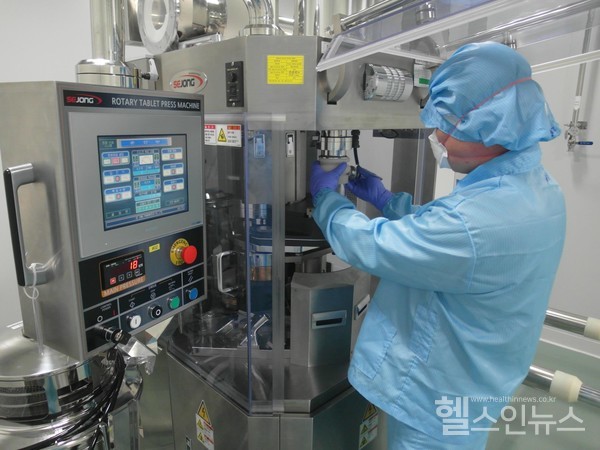 케이메디허브 의약생산센터의 의약품 제조 장면