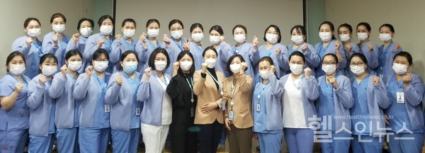 강북삼성병원 간호본부 교육팀(가운데)과 몽골 제2국립병원 간호사들