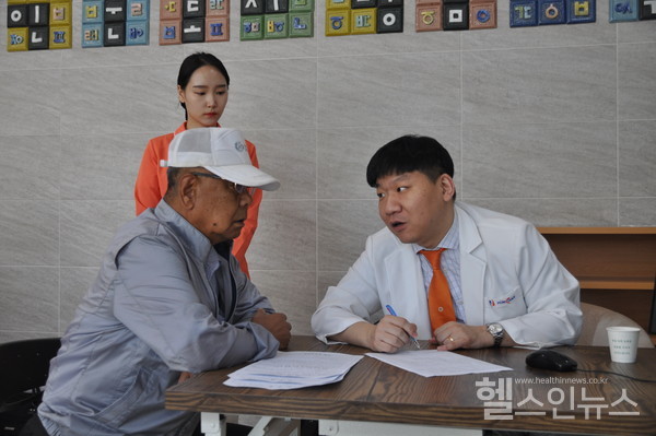 여주능서농협과 연계해 지역 농어민에게 의료봉사를 하고 있는 서병선 부평힘찬병원장