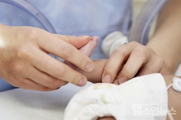 신생아중환자실에서 의료진이 진료를 보고있다. 제공 : 경희대병원