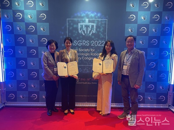 서울성모병원 산부인과 우재연(왼쪽에서 두 번째)·정결(왼쪽에서 세 번째) 전공의가 ‘2022 아시아 부인과 로봇수술학회’에서 필름 부문 우수상을 수상한 후 기념촬영을 하고 있다.