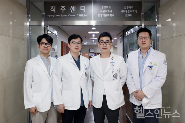 (왼쪽부터) 강동경희대학교병원 신경외과 백상훈, 최호용, 조대진, 배성수 교수