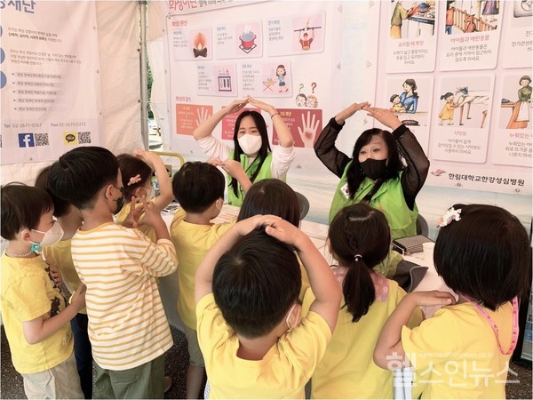 한림화상재단이 서울안전한마당에서 유치원생을 대상으로 화상예방 OX퀴즈를 시행하고 있다.