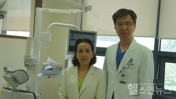(왼쪽부터) ‘선한미소기금’으로 치과치료 지원을 받은 대상자와 정영수 연세대학교 치과대학병원장