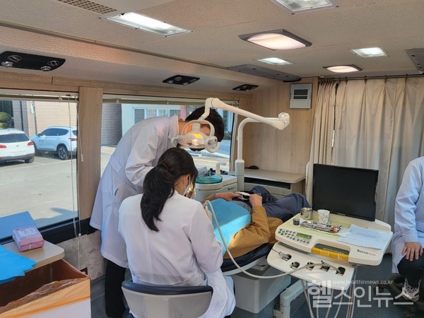 경북대치과병원 의료진이 경북고령에서  노인 주민의 치과진료를 무료로 실시하고 있다.