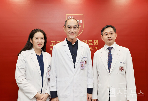 (왼쪽부터) 고려대 안암병원 젠더클리닉 황나현 교수,  Dr. Sanguan Kunaporn, 고려대 안암병원 윤을식 병원장.