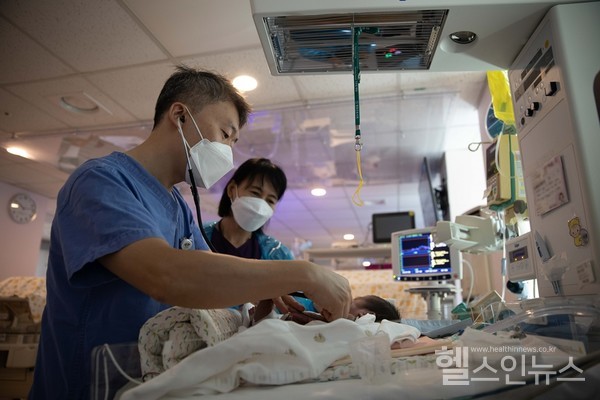 경희대병원 신생아 중환자실인 '제5중환자실'에서 최용성 실장이 신생아 환자를 진료 중이다.