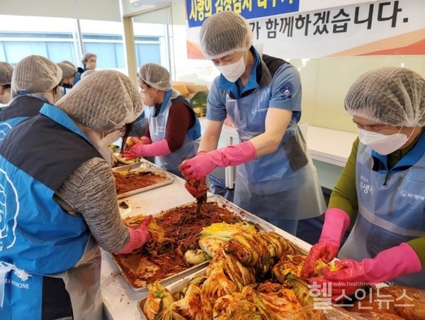 청주자생한방병원 최우성 병원장과 자생봉사단원들이 김장김치를 만들고 있다