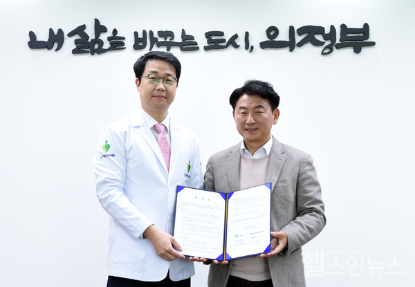 (왼쪽부터) 의정부 모커리한방병원 고영진 병원장,  의정부시 김동근 시장