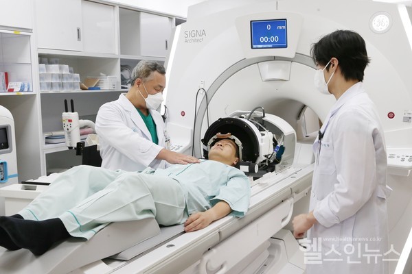 전상용 서울아산병원 신경외과 교수(왼쪽)가 수전증 환자에게 전신마취와 두개골 절개 없이 진행되는 초음파 뇌수술에 대해 설명하고 있다.