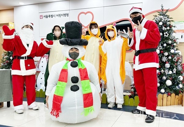 HK이노엔 임직원들이 서울특별시어린이병원에서 몰래 온 산타 이벤트 기념 사진을 찍고 있다