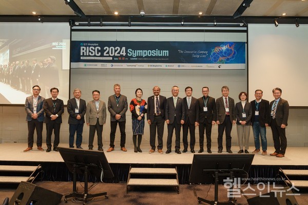 에스티팜 김경진 대표이사(사진 오른쪽에서 7번째)와 주요 연사들이 RISC 2024에서 기념사진을 촬영하고 있다. (에스티팜 제공)