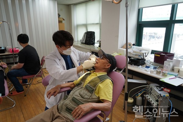 서울대치과병원  ‘찾아가는 치과서비스’  의료진이 진료를 보고있다.