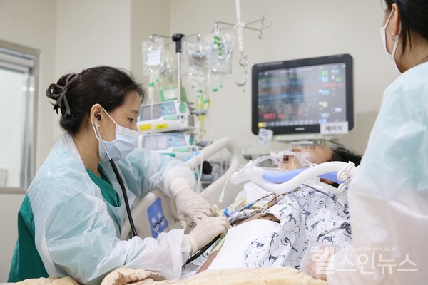 서울아산병원 소아중환자과 장원경 교수(왼쪽)가 소아중환자실에서 소아 폐이식 환자 상태를 확인하고 있다.